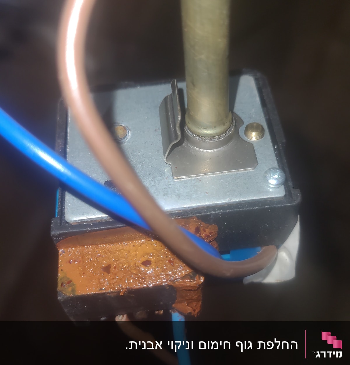 חוטי חשמל מחוברים לרכיב מתכת בדוד שמש